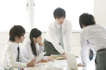 打合せをするビジネスマンとビジネスウーマン