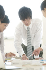 打合せをするビジネスマンとビジネスウーマン