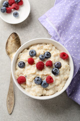 Sweet oat flakes with milk and berry