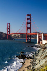 Blick von Marshalls Beach auf die Golden Gate Bridge im Abendlicht in San Francisco, Kalifornien, USA.