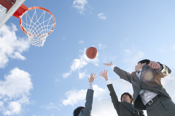 Fototapeta premium バスケットをするビジネスマン