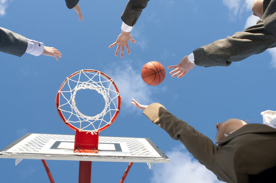 バスケットをするビジネスマンとビジネスウーマンの手元 - Powered by Adobe