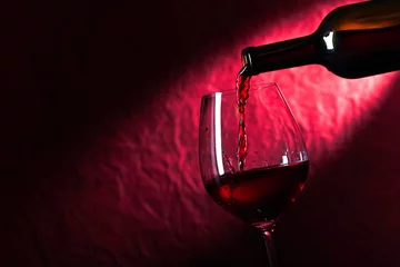 Fotobehang Fles en glas rode wijn op een donkere achtergrond © Igor Normann