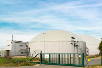 Fototapeta na wymiar Biogasanlage gegen Umwelzerstörung