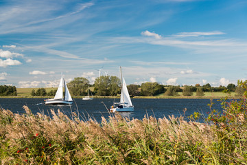 Segelyachten hart am Wind in der Schlei