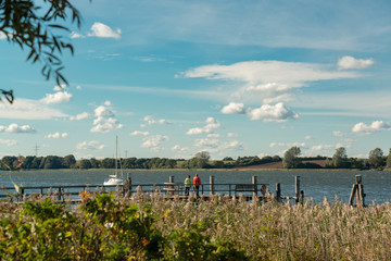 Spaziergänger an der Schlei