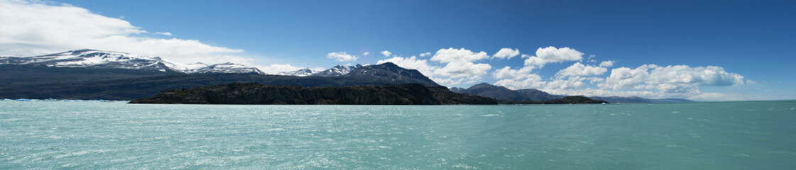Patagonia, 23/11/2010: l'acqua azzurra del Lago Argentino, il più grande lago d'acqua dolce in Argentina, nel Parco Nazionale Los Glaciares, alimentato dal disgelo dei ghiacciai