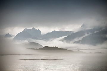 Wybrzeże Norwegia morze w chmurach mgła. Pochmurny dzień nordycki. - 128726495