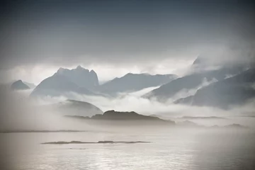 Küste von Norwegen Meer in Nebelwolken. Bewölkter nordischer Tag. © NemanTraveler