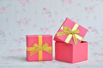 Obraz premium Christmas background - Blue small gift boxes on hand with decorations small gift boxes on wooden board background. 