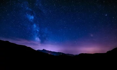 Fotobehang Nacht nachtelijke hemel sterren melkweg blauw paarse lucht in sterrennacht over bergen