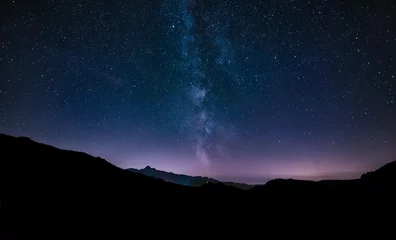 Foto op Plexiglas Nacht paarse nachtelijke hemelsterren. Melkwegstelsel over bergen. Starr