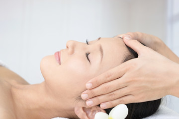 フェイシャルマッサージを受ける女性