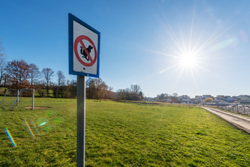 Hundeverbot Schild vor einer Spielwiese