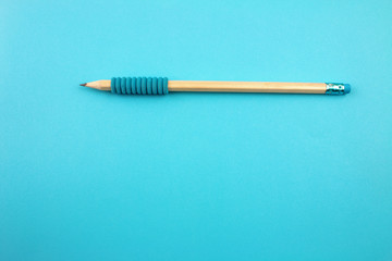 Lápiz con fondo azul