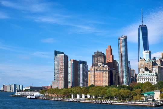 Fototapeta NEW YORK CITY - SEPTEMBER 26, 2016: Manhattan skyline with New Jersey in the background seen from the south from the ferry to Staten Island