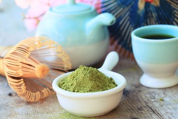 hot green tea with powder