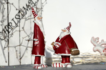 dick und dünn, zwei lustige Weihnachtsmannfiguren scheinen zu diskutieren