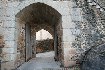 Fototapeta na wymiar Door of the castle of Cumbres Mayores, spain