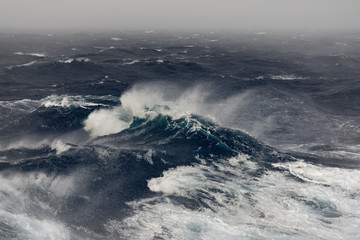 Naklejka premium fala oceaniczna na Oceanie Indyjskim podczas burzy