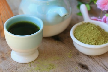 hot green tea with powder