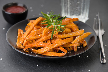 Selbstgemachte Süßkartoffel Pommes Frites