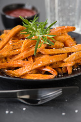 Selbstgemachte Süßkartoffel Pommes Frites