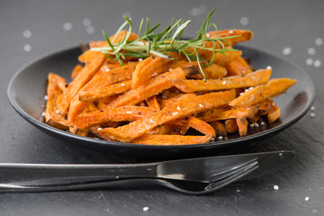 Selbstgemachte Süßkartoffel Pommes Frites