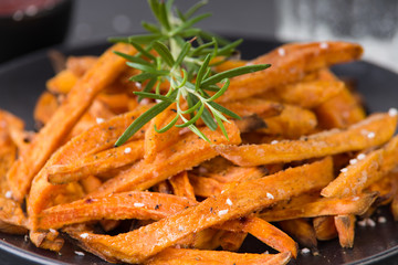 Selbstgemachte Süßkartoffel Pommes Frites