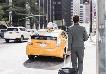 USA, New York City, businesswoman in Manhattan on the go