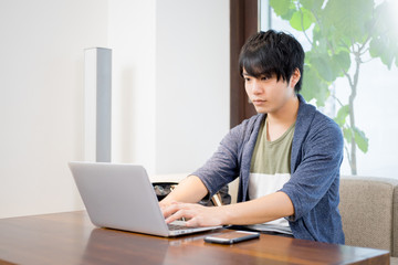 カフェで仕事をする男性