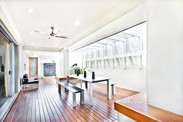 Obraz premium Modern indoor patio area with benches and entrance