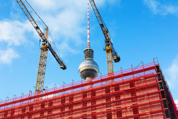 Baustelle mit Gerüst und zwei Kränen am Berliner Alexanderplatz