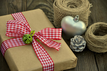 Geschenke verpacken zur Weihnachtszeit