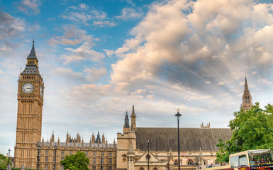Obraz premium Sunset view of Big Ben and Westminster Palace with city traffic,