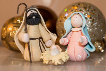 José y María con el niño Jesús en el pesebre.