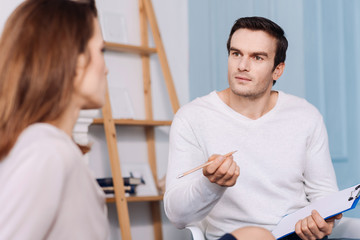 Obraz premium Professional male psychologist consulting young woman