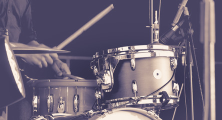 Obraz na płótnie Canvas man playing a drums