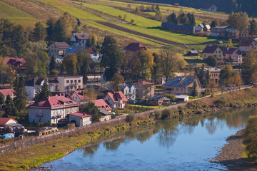 Słoneczny dzień nad rzeką Poprad w Muszynie w górach © rogozinski