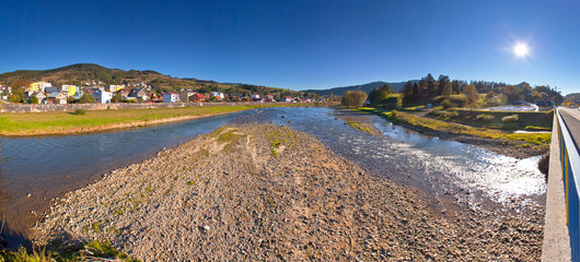 Słoneczny dzień nad rzeką Poprad w Muszynie w górach © rogozinski