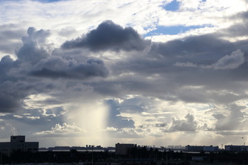 Fototapeta na wymiar 雲の切れ間から射す光