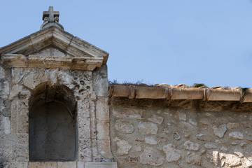 Il campanile vuoto della chiesa sconsacrata