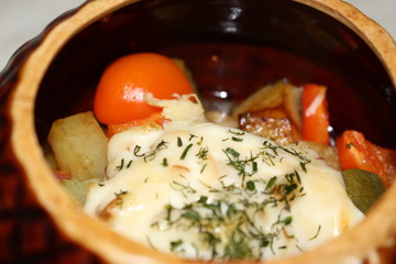 Тушеное в глиняных горшках мясо с овощами, приготовленное по старинному рецепту в жарочном шкафу