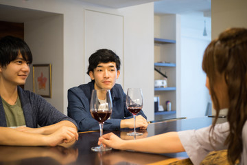 ワインを追加注文する男性2人