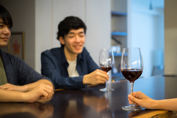 会話しながらワインを飲む2人の男性