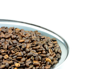 Kaffeekarte - Kaffeebohnen am Serviertablett mit weißem Hintergrund und Textfreiraum