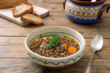 zuppa di lenticchie verdi in tegame di ceramica 