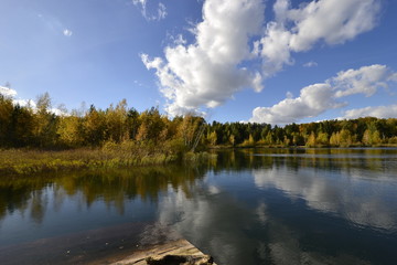 Голубое озеро с облаками осенью (Лыткарино)
