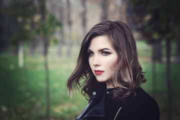 Naklejka premium Beautiful Young Woman Fashion Model Walking in the Park. Outdoor