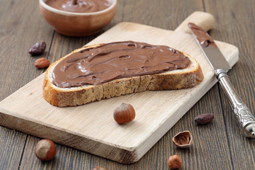 cioccolato fuso spalmato su fetta di pane